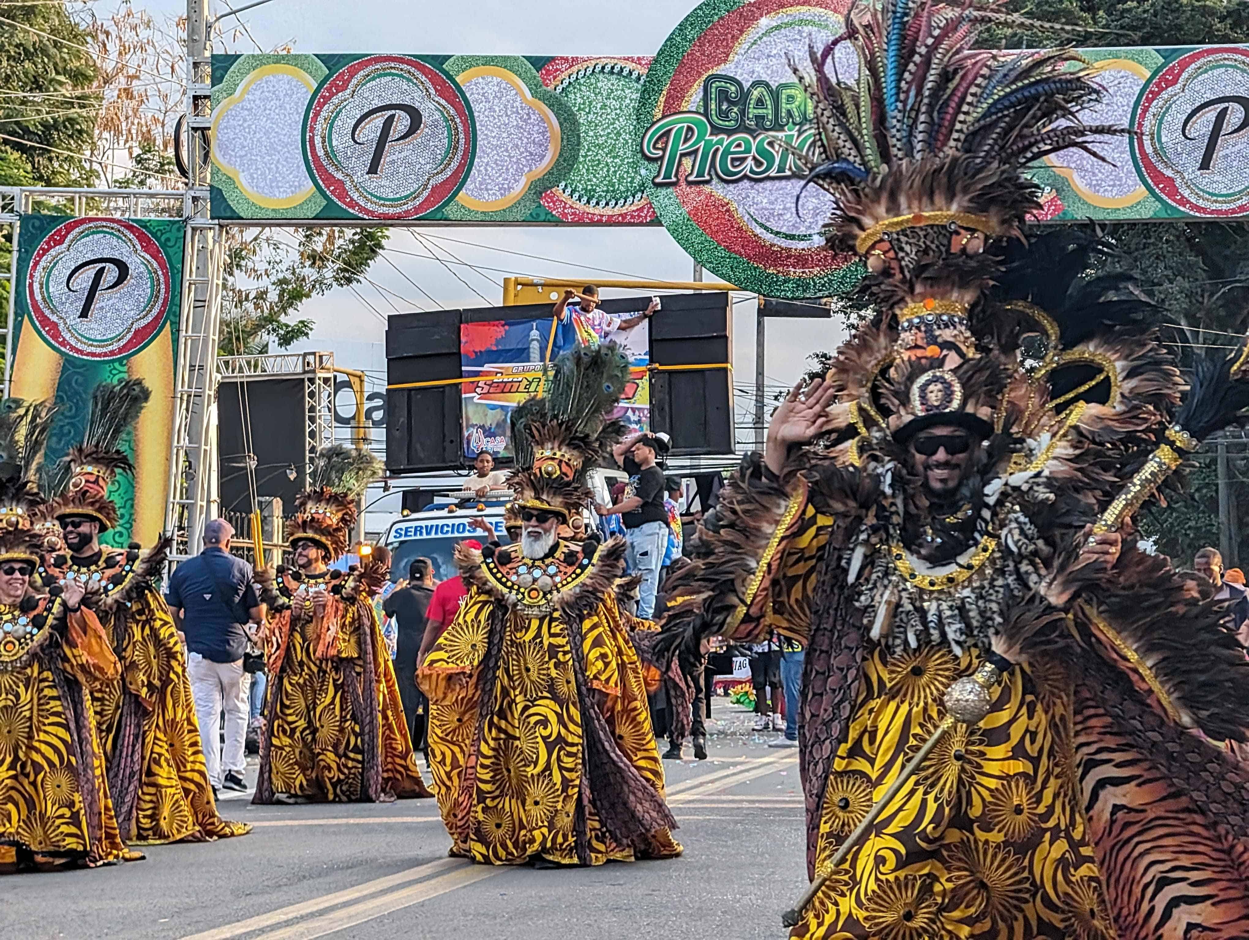 El Carnaval de Santiago se celebra todos los domingos de febrero. 