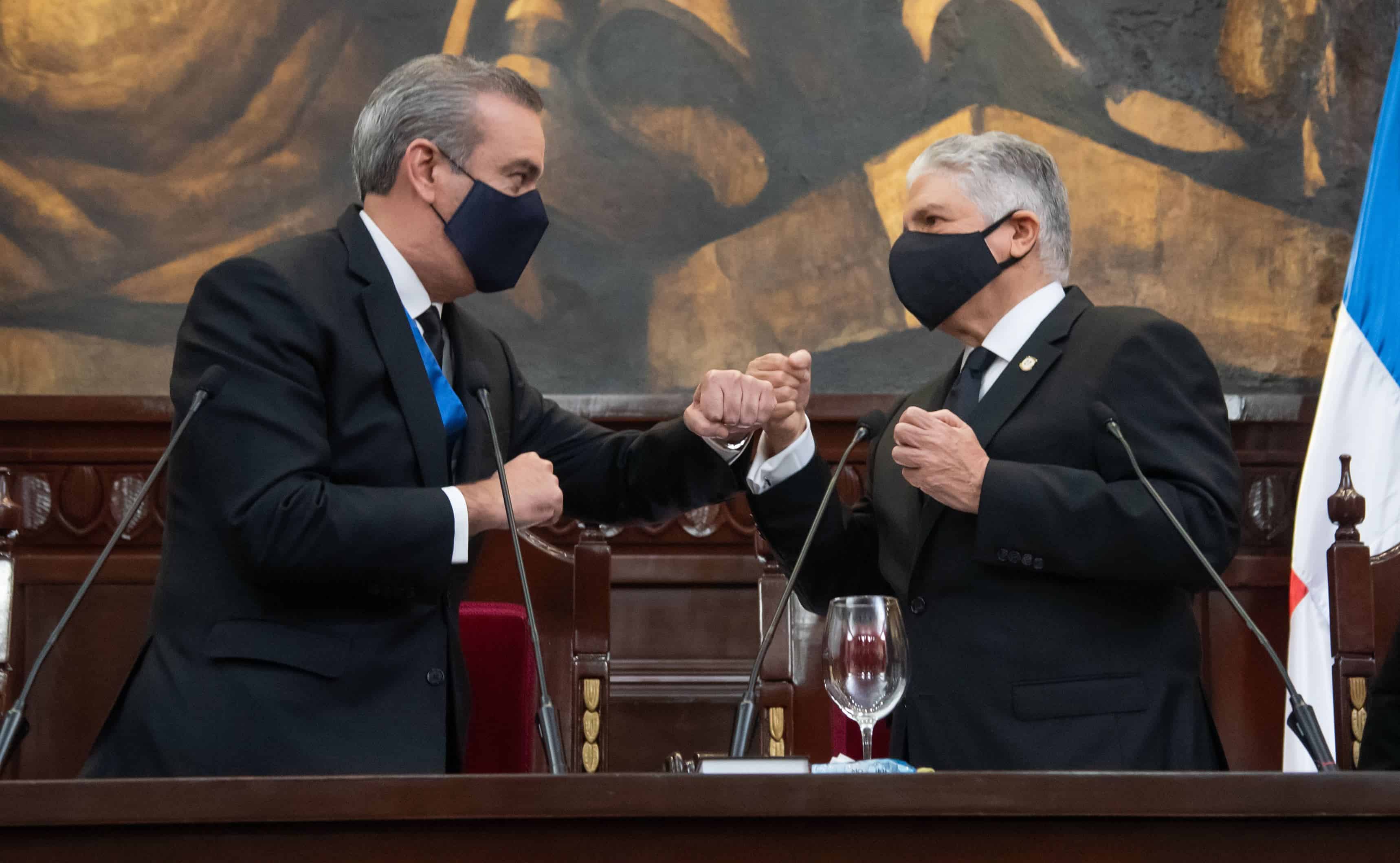 Saludo pandémico. El presidente Luis Abinader es recibido por el presidente del Senado, Eduardo Estrella, con el saludo que se estandarizó durante la pandemia del covid-19.