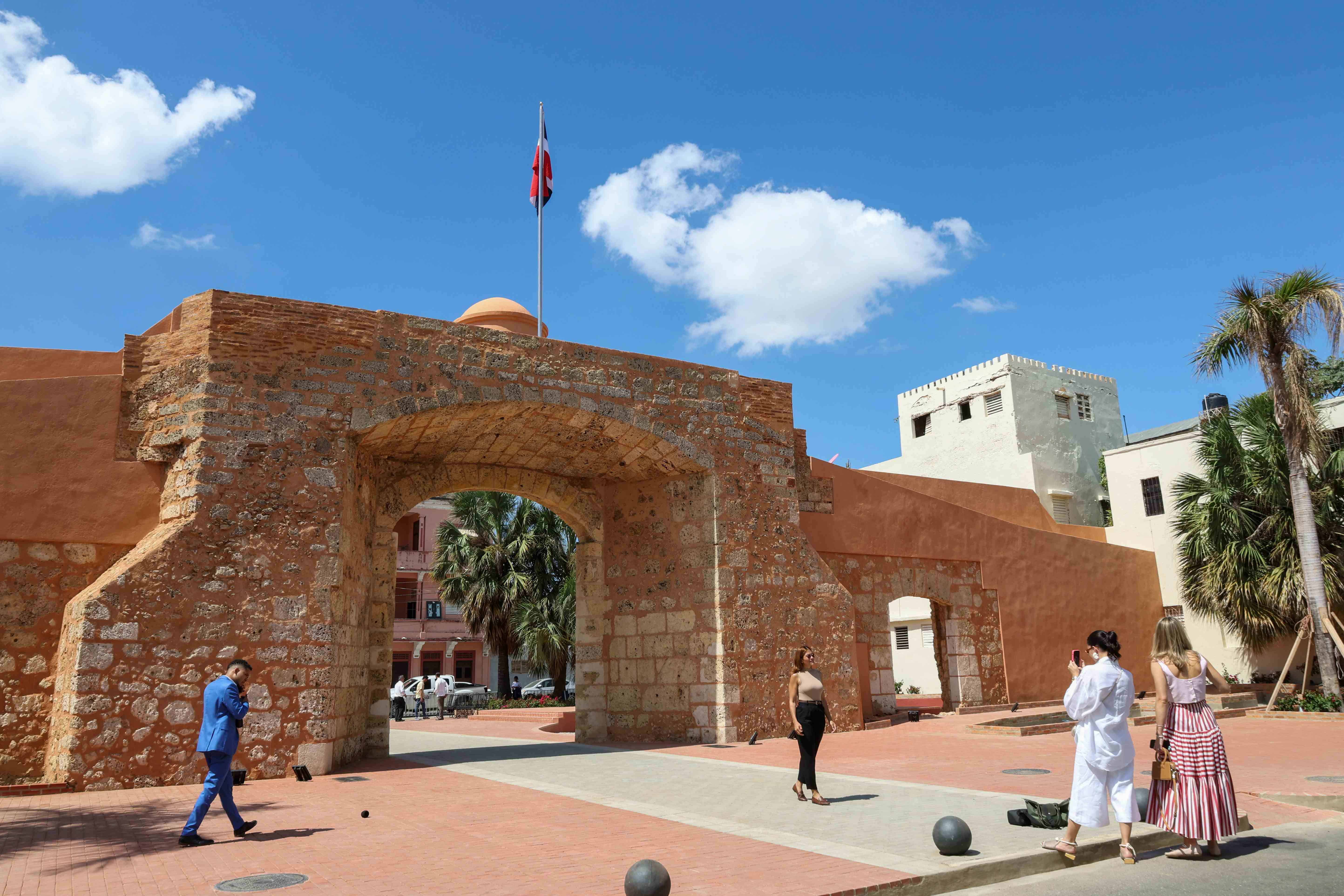 La restaurada Puerta de la Misericordia