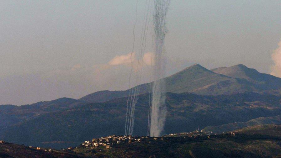 Hizbulá lanza 60 cohetes contra un cuartel israelí en respuesta al bombardeo de la Bekaa