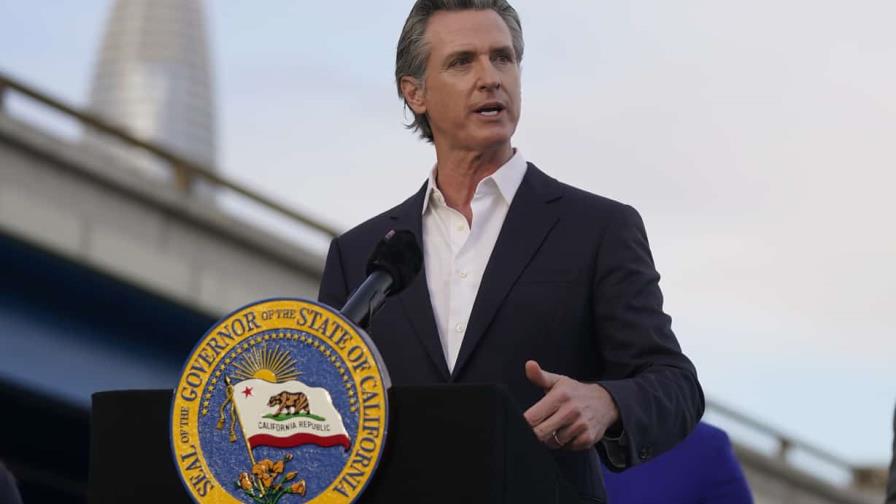 Gobernador de California lanza anuncios contra prohibiciones a viajes por abortos