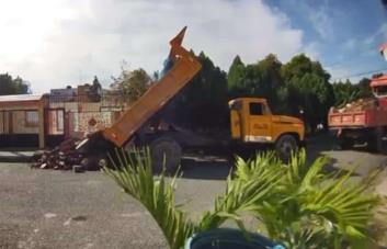 Alcaldía SDE se incauta de tres vehículos con los que lanzaban desechos en la vía pública