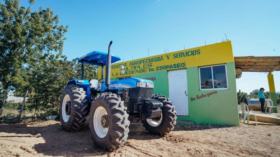 El FEDA entregan tres tractores a productores de plátano de Pedernales