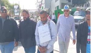 Regidor llega encadenado a Junta Electoral de Higüey en protesta