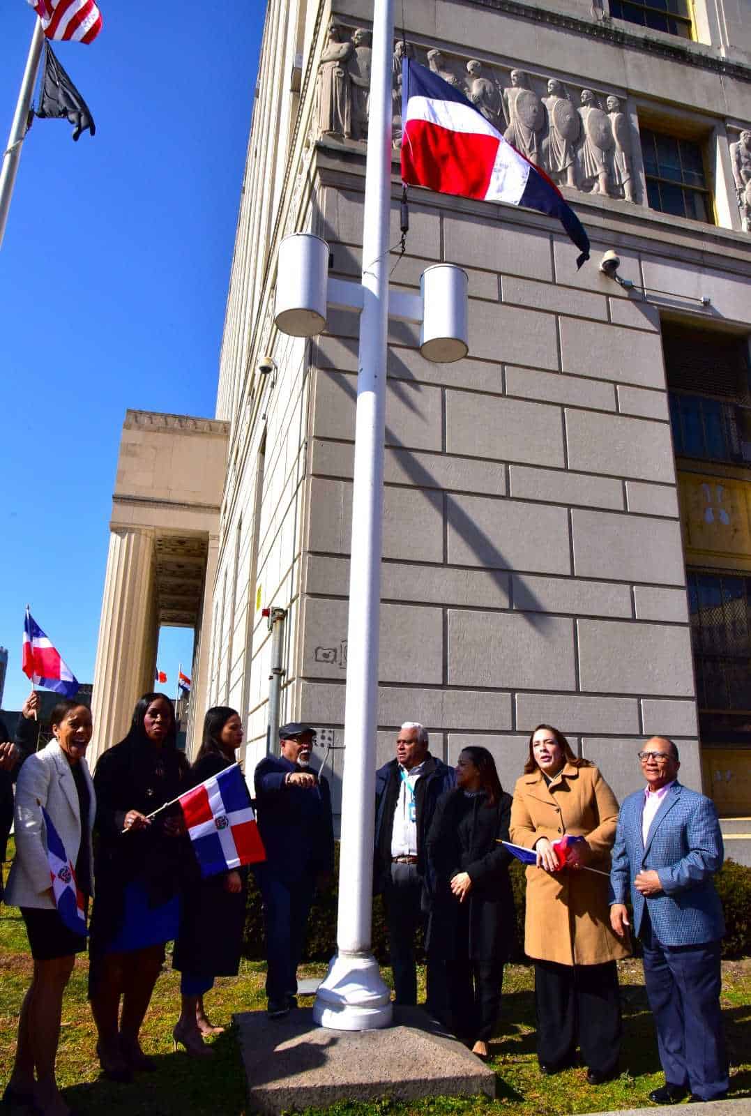 Izamiento de la bandera nacional frente a la Oficina del Presidente del Condado de El Bronx.