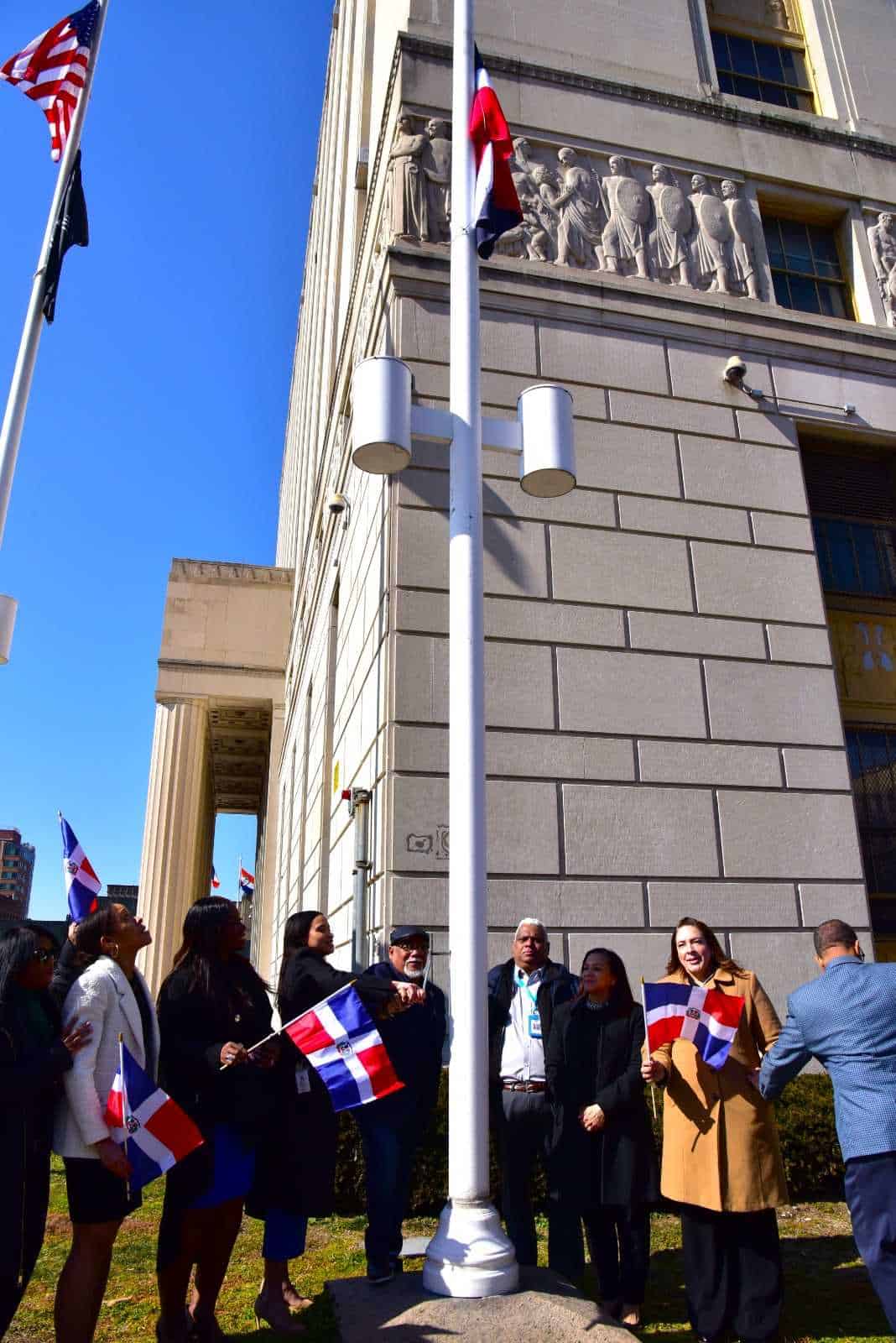 Izamiento de la bandera nacional frente a la Oficina del Presidente del Condado de El Bronx.