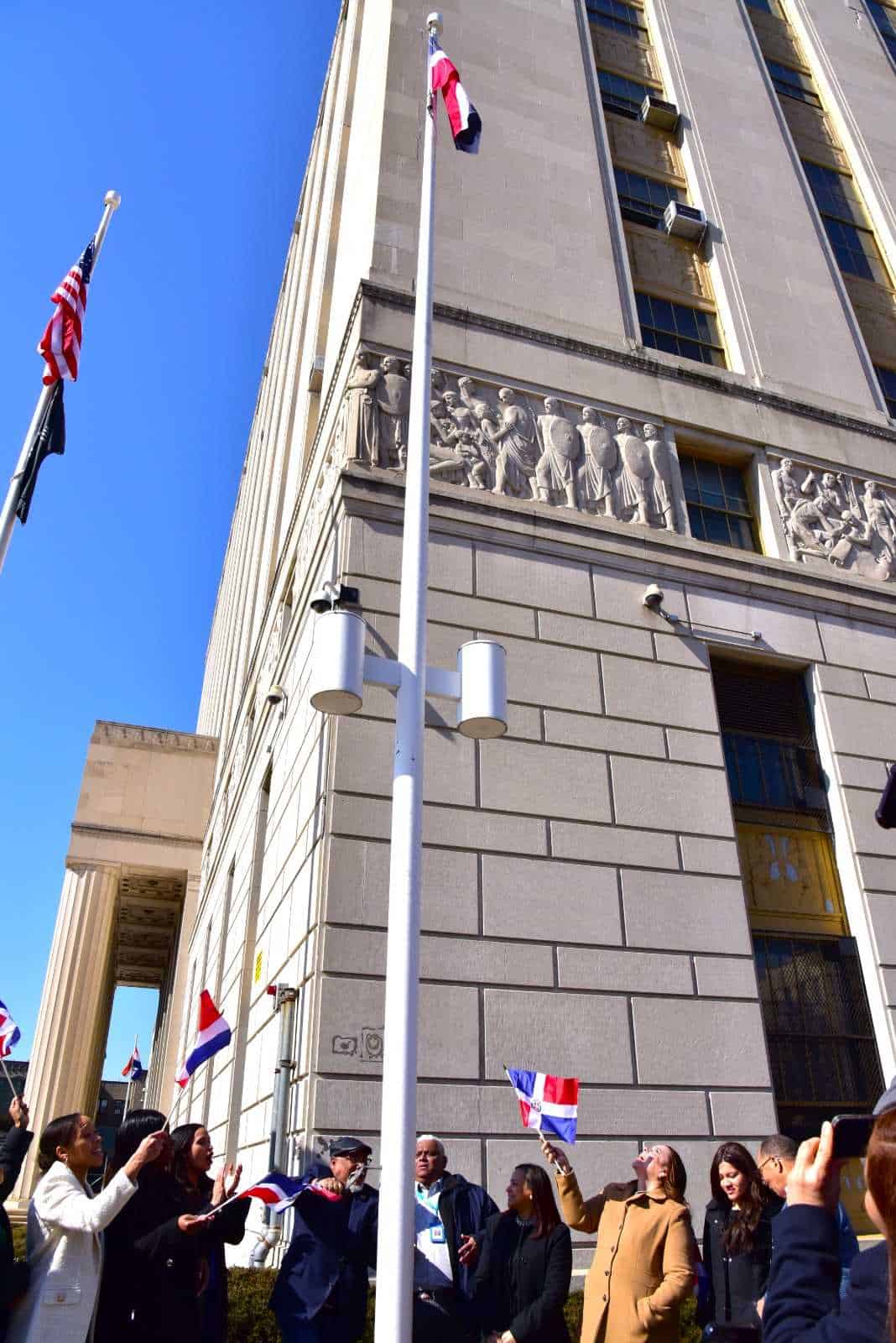 Izamiento de la bandera nacional frente a la Oficina del Presidente del Condado de El Bronx.