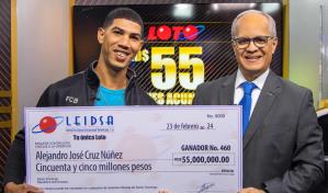 Leidsa entrega 55 millones a entrenador de gallos de pelea