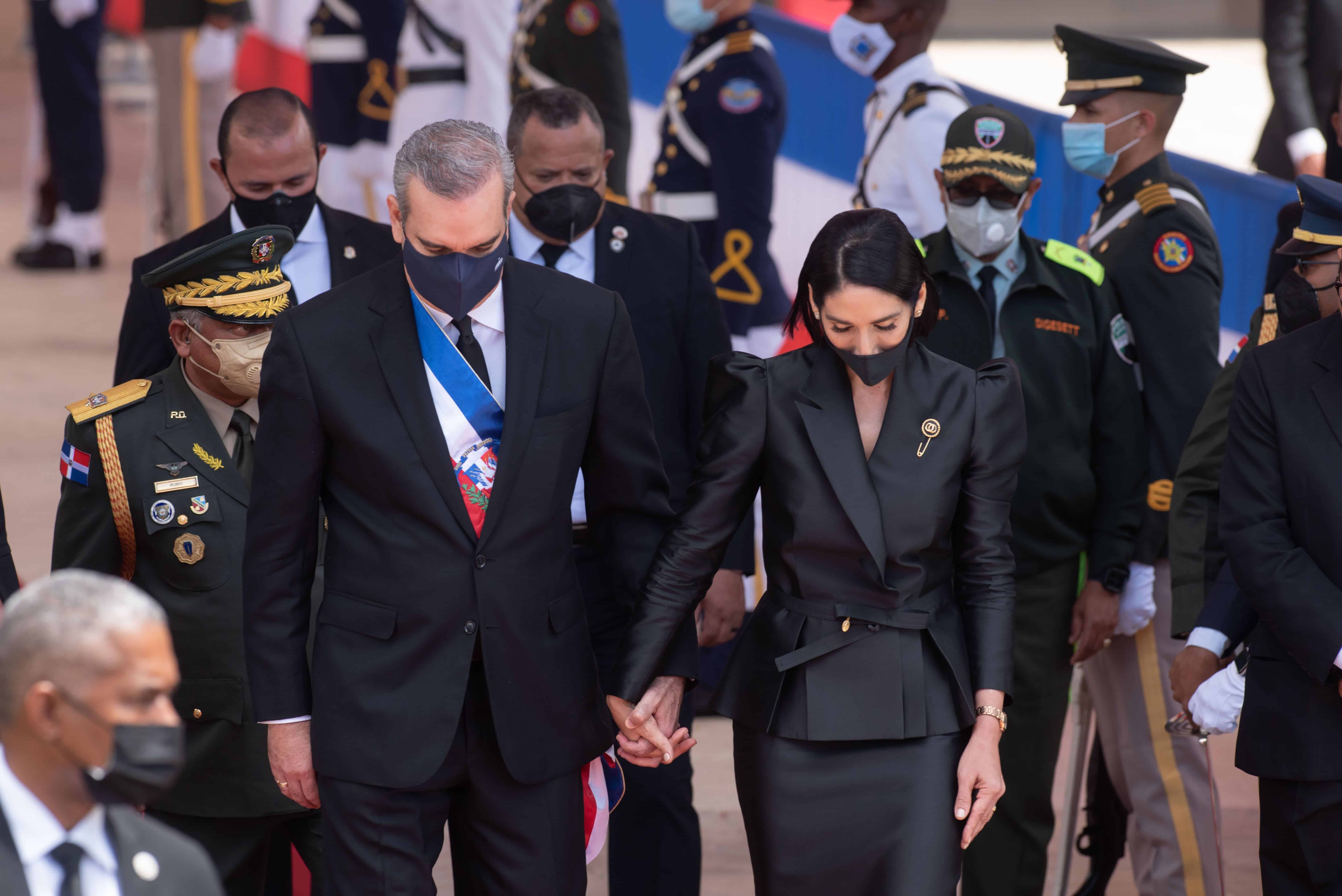 De la mano con Raquel Arbaje, así arribó el presidente Luis Abinader al Congreso de la República Dominicana para su primer discurso de rendición de cuentas.