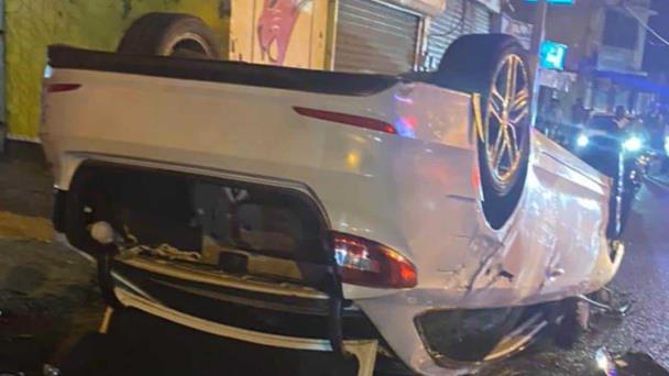 Mueren dos motoristas tras ser embestidos por un carro en Santiago