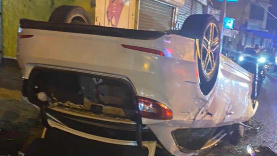 Mueren dos motoristas tras ser embestidos por un carro en Santiago