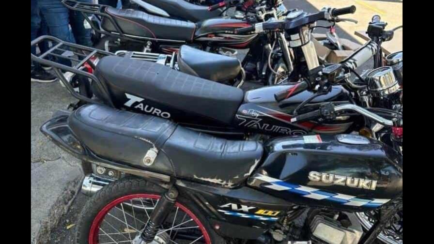 Policía apresa a dos hombres en Baní, les ocupa pistola y varias motocicletas robadas