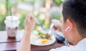 Uso de auriculares de botón cada vez más generalizado en niños pequeños; advierten de riesgo