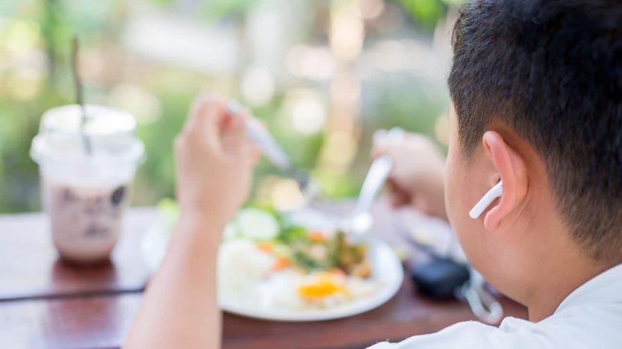 Uso de auriculares de botón cada vez más generalizado en niños pequeños; advierten de riesgo