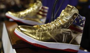 Hombre dice sentirse orgulloso de haber pagado 9,000 dólares por tenis de Trump