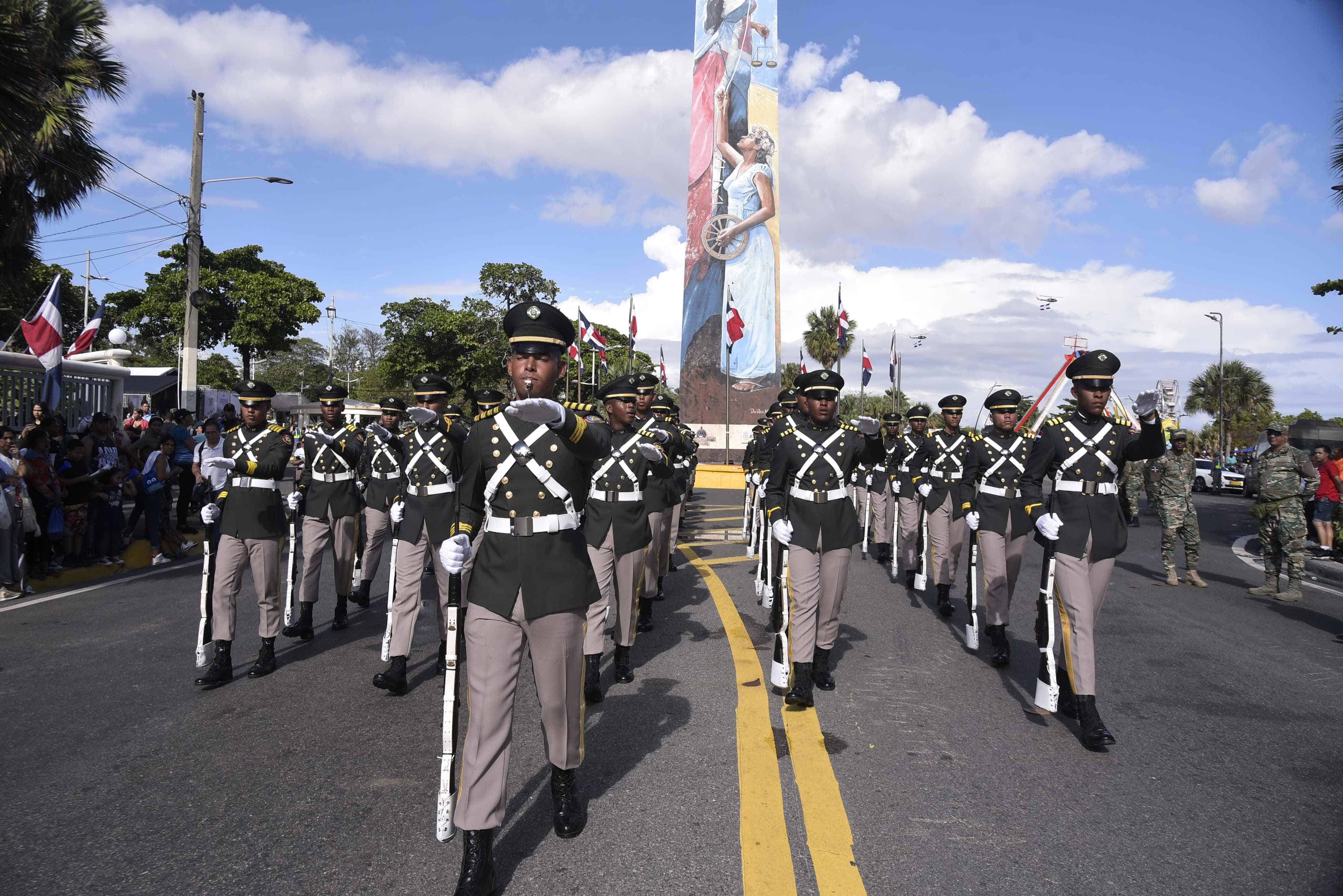 Cadetes del Ejército de la República Dominicana se preparan para desfilar.