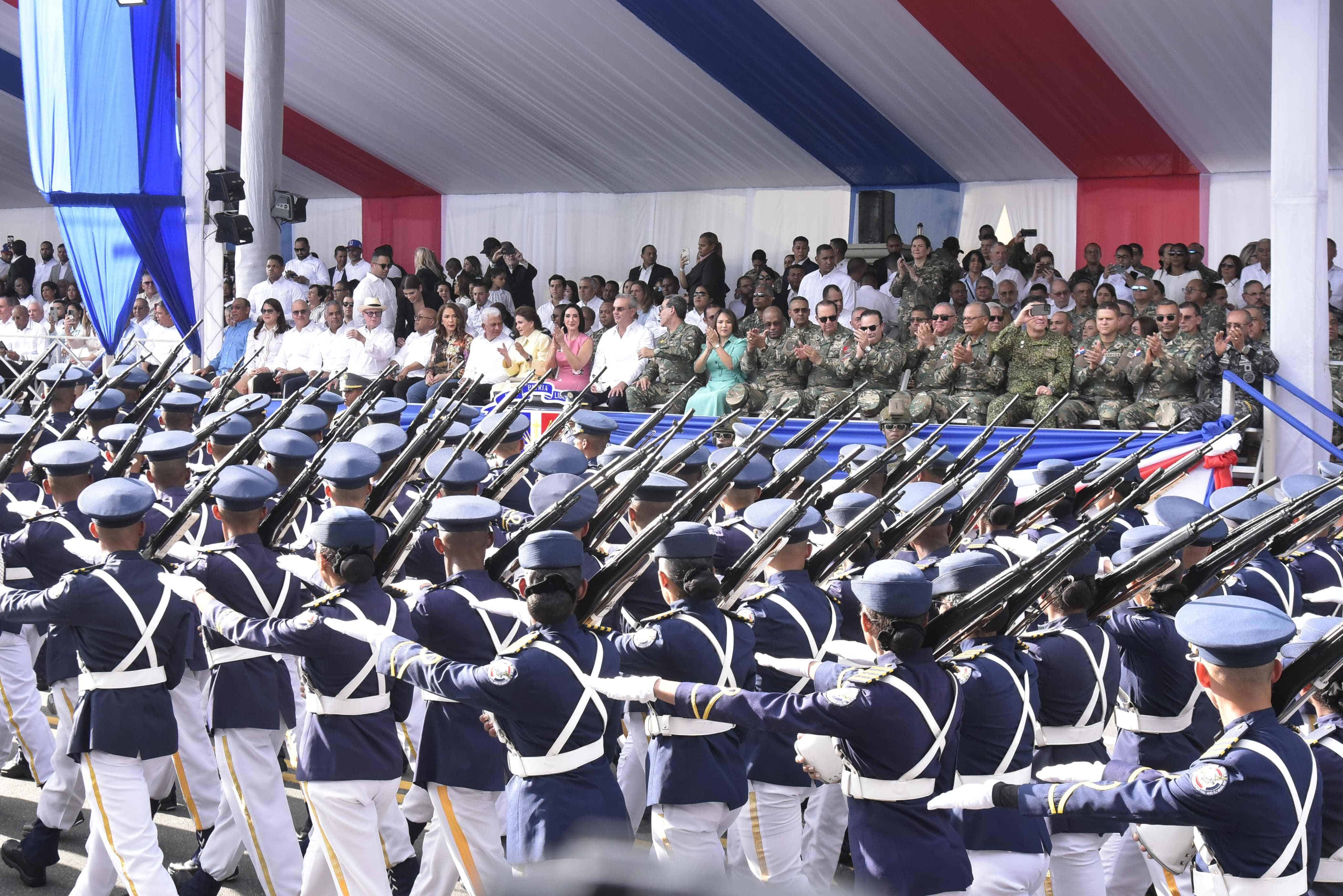 Soldados cruzan frente a la tarima presidencial en el desfile militar en conmemoración del 180 aniversario de la Independencia Nacional.