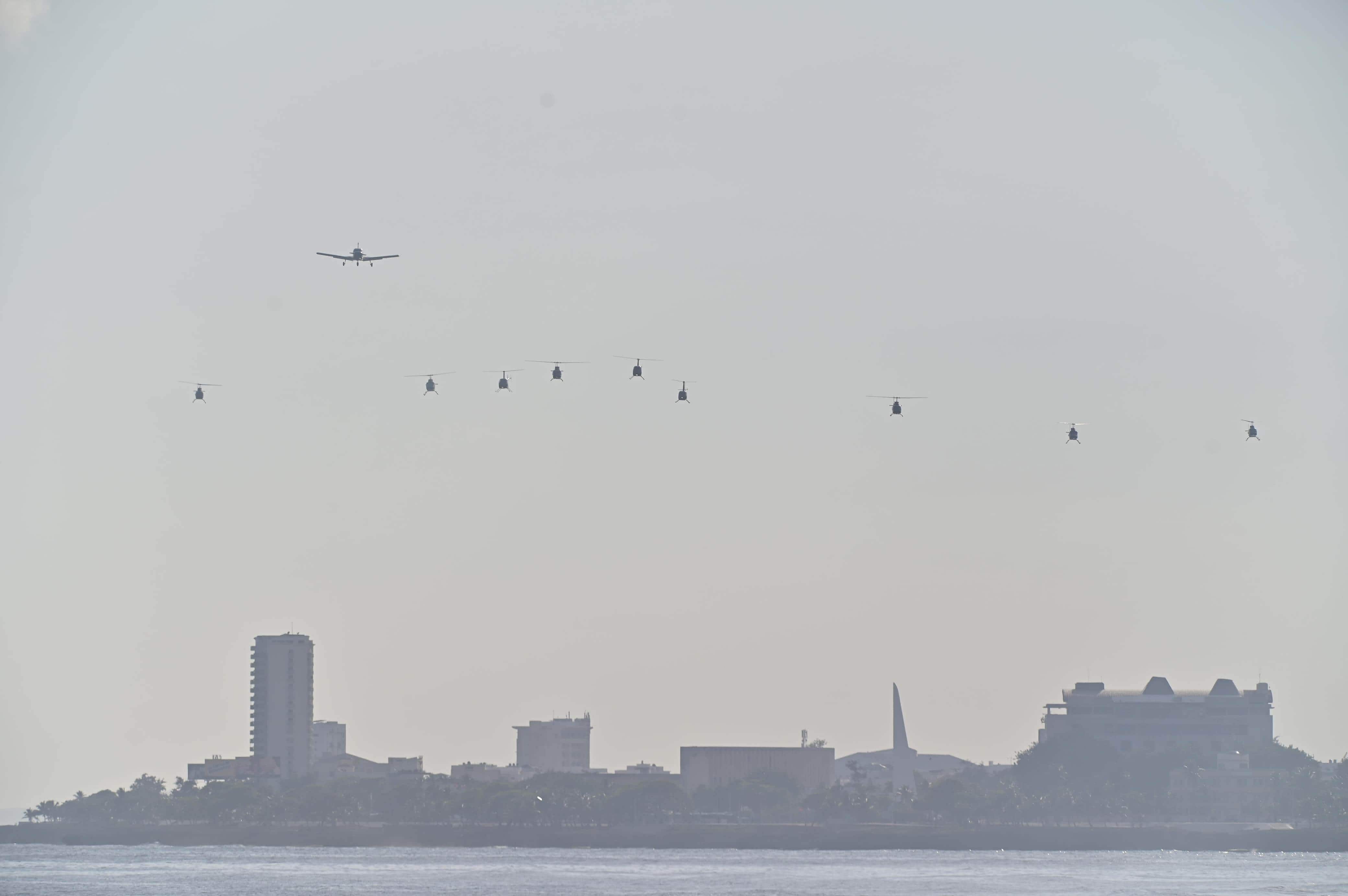 Desde el cielo, viendo la ciudad. Aeronaves de la Fuerza Aérea dominicana participan del desfile militar este martes 27 de febrero de 2024.
