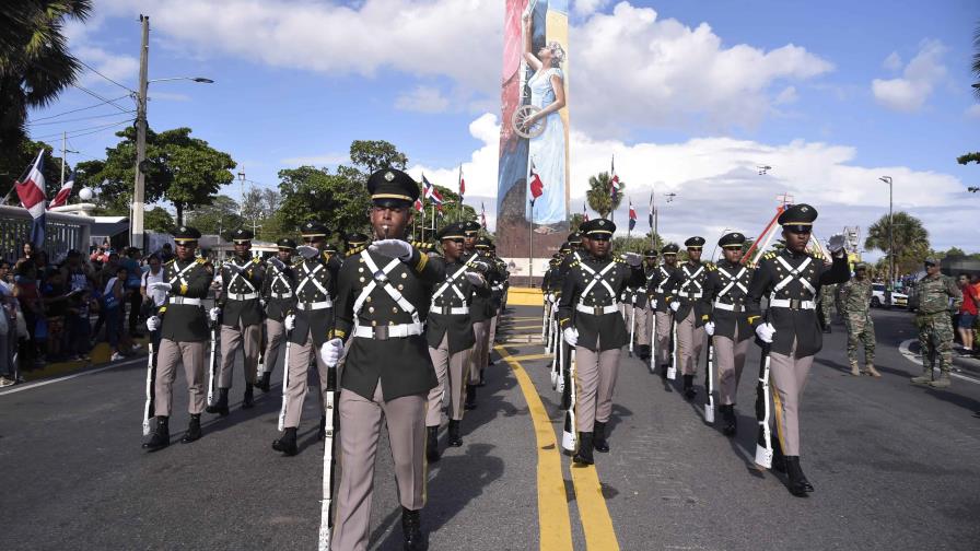 Cientos disfrutan del poderío militar de la nación en desfile del 180 aniversario de Independencia