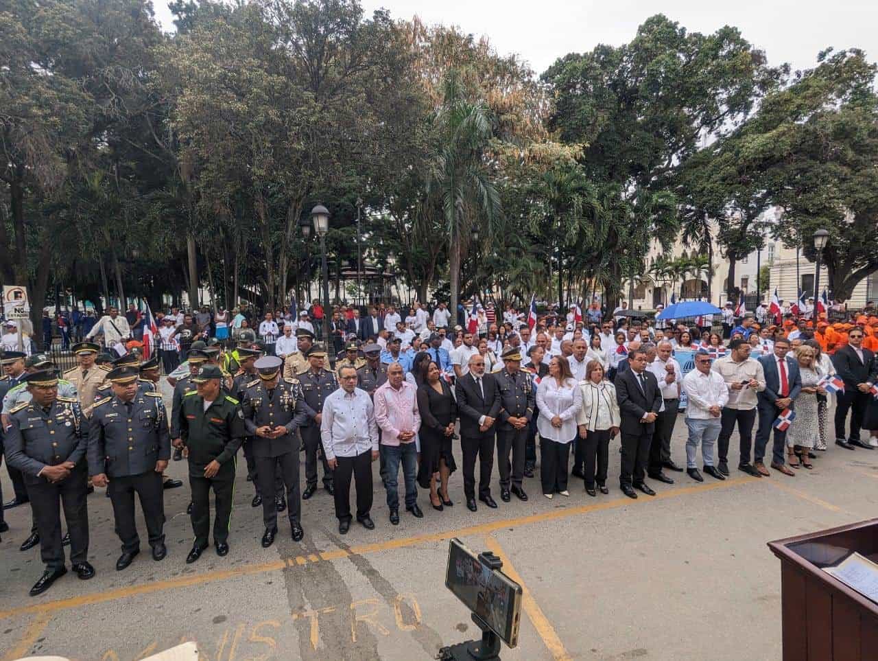 Autoridades civiles y militares de Santiago encabezan actos conmemorativos.