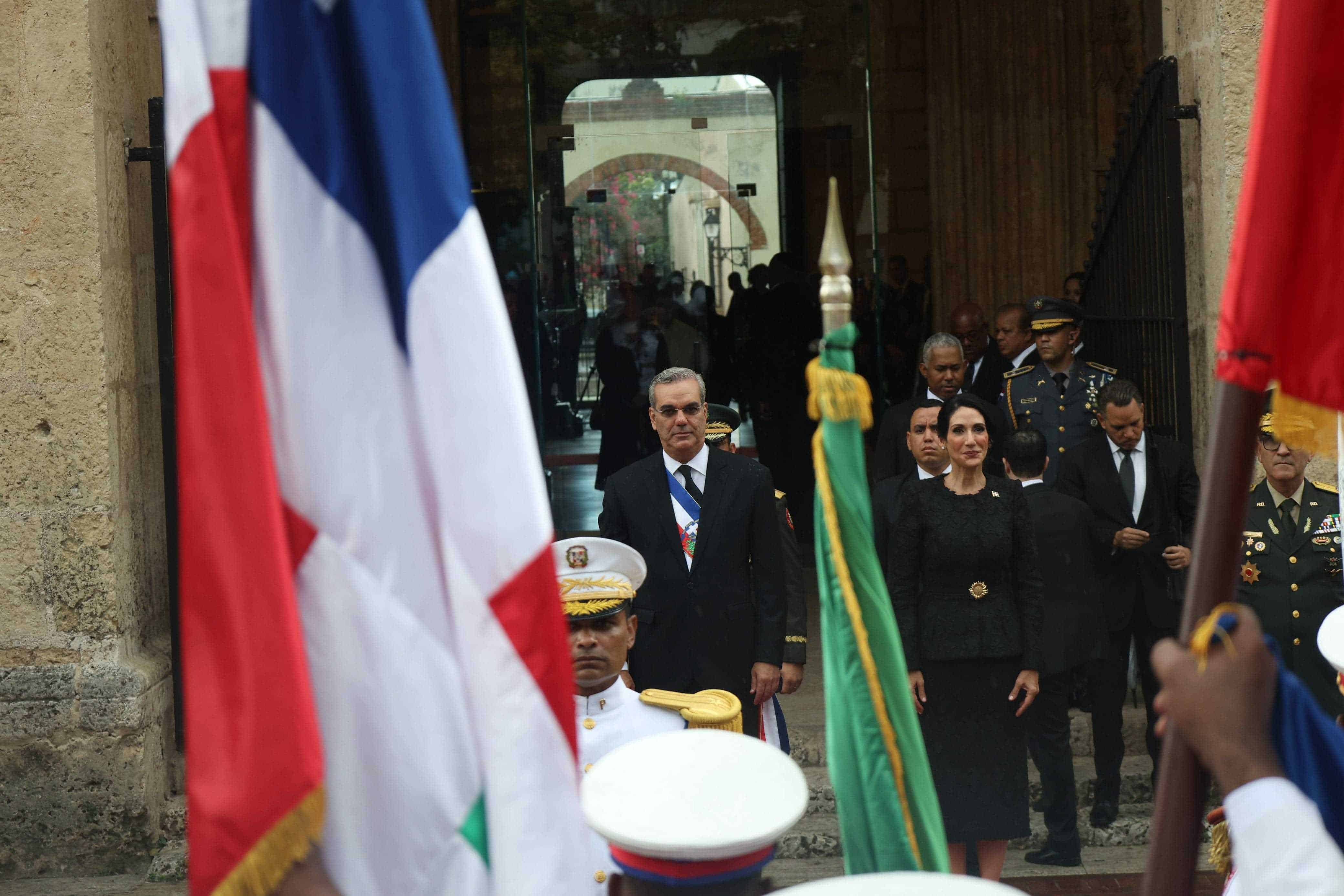 El presidente Luis Abinader, la vicepresidenta y la primera dama en el tedeum en la Catedral.