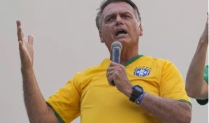 Bolsonaro es investigado por presuntamente acosar a una ballena en costas de Sao Paulo