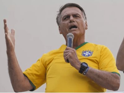Investigan a Bolsonaro por acosar a una ballena en Sao Paulo
