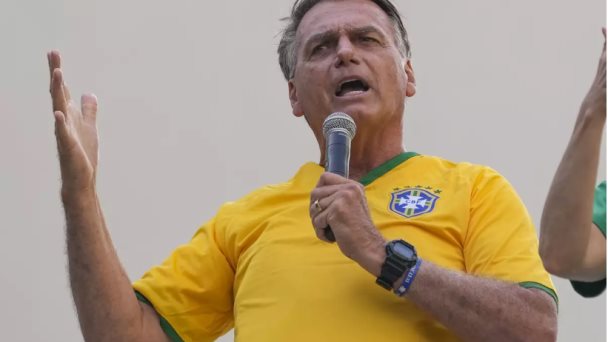Bolsonaro es investigado por presuntamente acosar a una ballena en costas de Sao Paulo