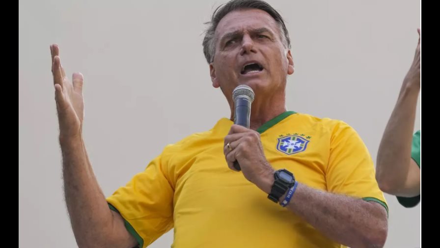 Bolsonaro es investigado por presuntamente acosar a una ballena en costas de Sao Paulo