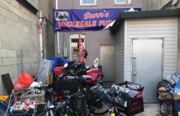 Cierran tienda de muebles que había sido convertida en dormitorio para más de 40 migrantes en NY