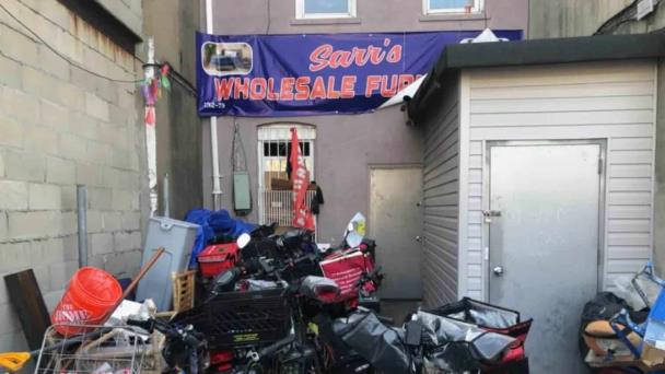 Cierran tienda de muebles que había sido convertida en dormitorio para más de 40 migrantes en NY