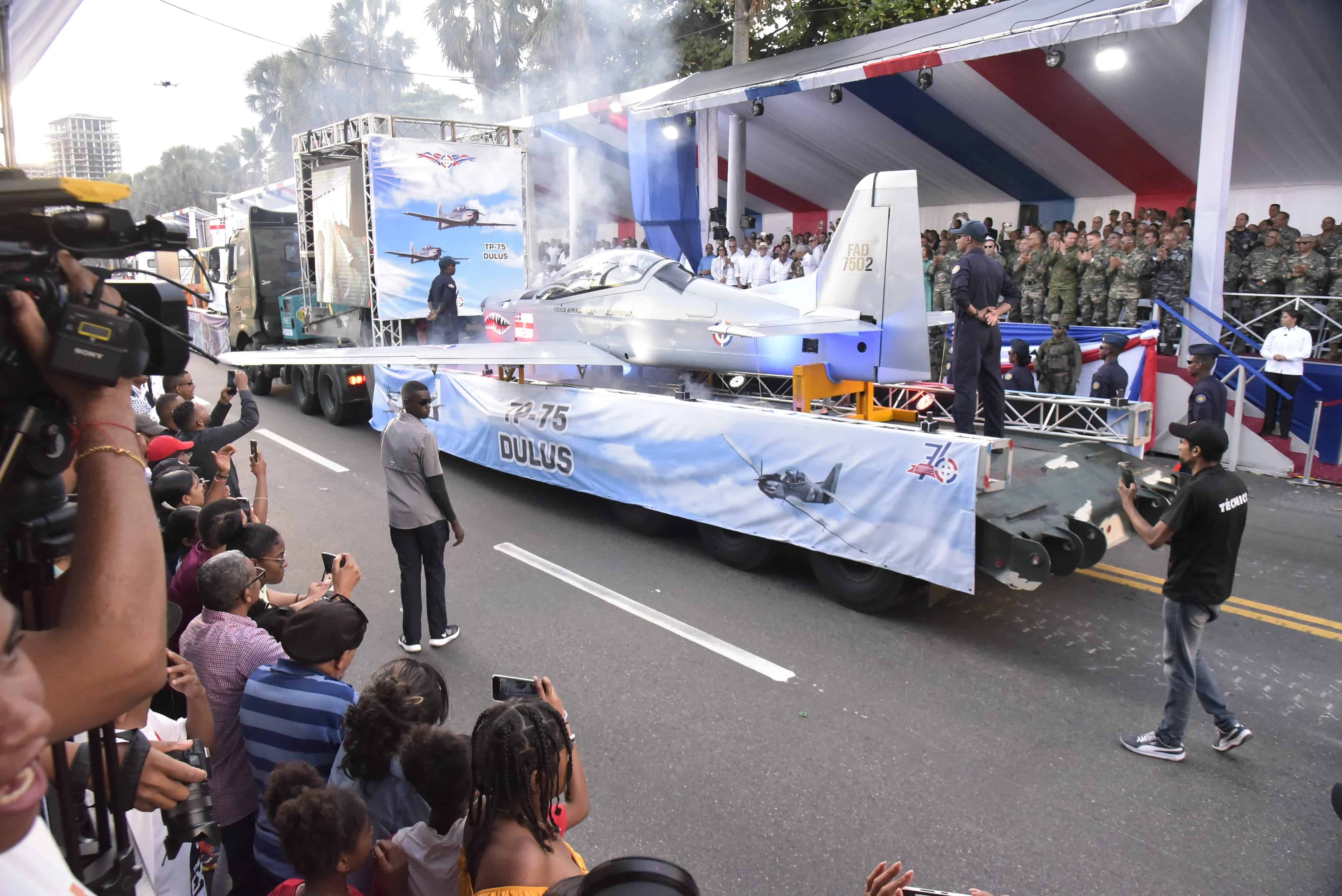 La aeronave TP-75 Dulus, ensamblada en la Fuerza Aérea de la República pasa frente al palco presidencial.