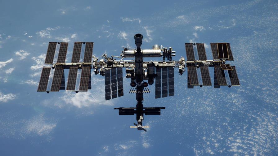 Funcionarios rusos dicen que fuga de aire en Estación Espacial Internacional no representa peligro