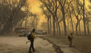 Incendios descontrolados avanzan por el norte de Texas y cierran instalación de armas nucleares