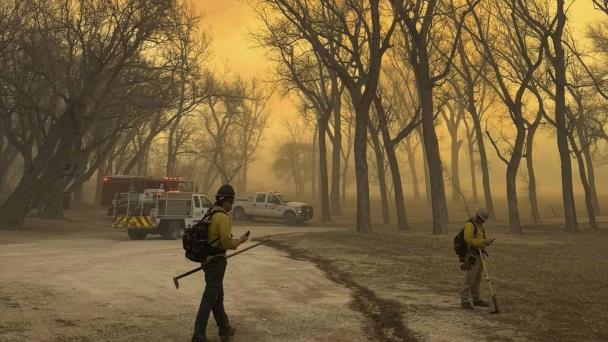 Incendios descontrolados avanzan por el norte de Texas y cierran instalación de armas nucleares