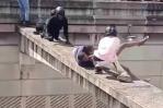 Hombres arriesgan sus vidas para evitar que mujer se lanzara de paso a desnivel