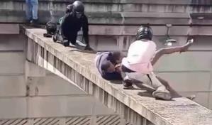Hombres arriesgan sus vidas para evitar que mujer se lanzara de paso a desnivel