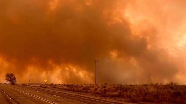 Varios incendios descontrolados mantienen en alerta a miles de ciudadanos en Texas