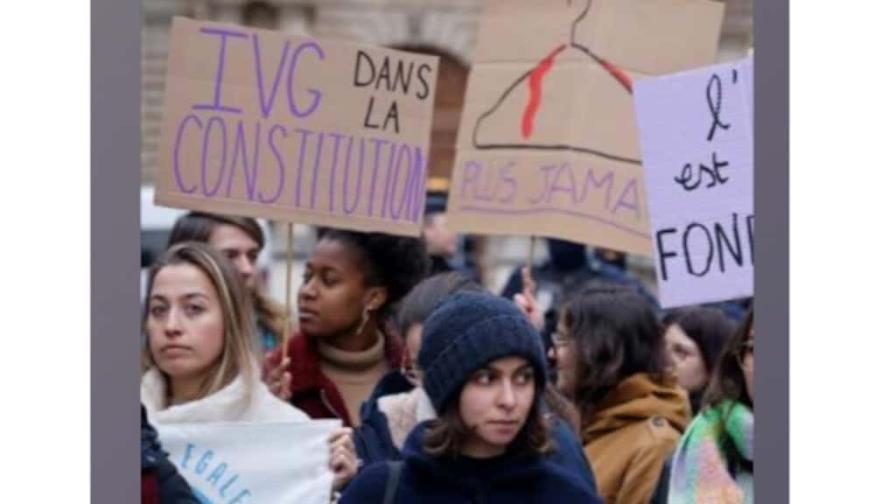 El Senado francés debate incluir el aborto en la Constitución