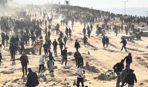 Al borde de la hambruna, la Franja de Gaza recibe ayuda humanitaria desde el aire