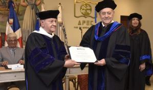 Antonio Alma recibe doctorado honoris causa de la universidad Apec