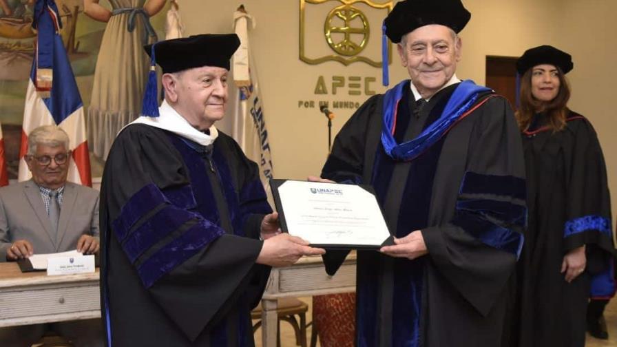 Antonio Alma recibe doctorado honoris causa de la universidad Apec