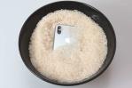 Apple revela que es un error poner el celular en arroz cuando se te cae dentro del agua Apple revela que es un error poner el celular en arroz cuando se te cae dentro del agua