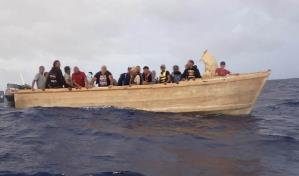 Autoridades apresan a 12 personas y frustran viaje ilegal en yola en el municipio de Guayacanes
