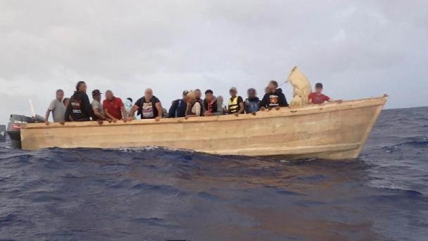 Autoridades apresan a 12 personas y frustran viaje ilegal en yola en el municipio de Guayacanes