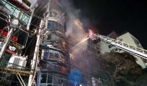 Al menos 43 muertos y 20 heridos deja incendio en un edificio comercial en Bangladesh