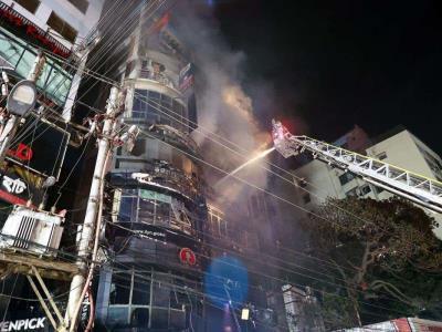 Bangladesh: Al menos 43 muertos deja incendio en edificio comercial