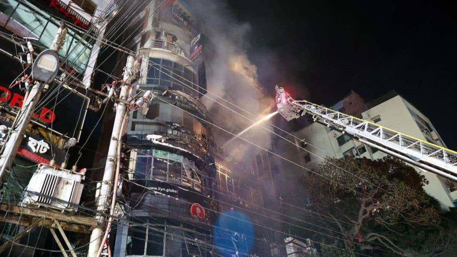 Al menos 43 muertos y 20 heridos deja incendio en un edificio comercial en Bangladesh