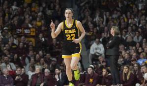 Caitlin Clark amplía su récord de puntos en la historia de la NCAA al sobrepasar a Woodard