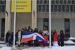 Dominicanos izan bandera frente a ayuntamiento de Winnipeg en celebración de la independencia Dominicanos izan bandera frente a ayuntamiento de Winnipeg en celebración de la independencia
